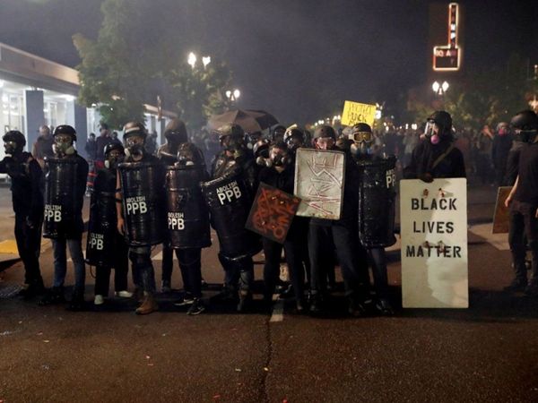 Noche de violentos choques atiza la campaña en EEUU