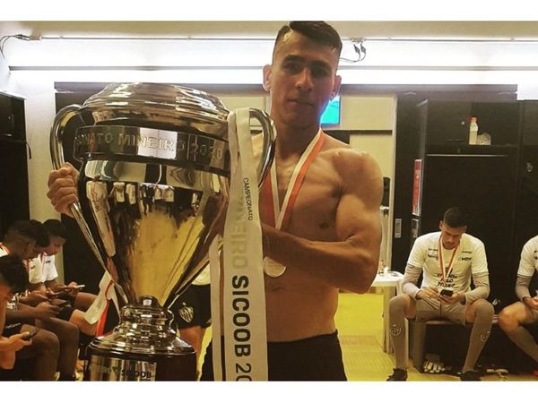 Alonso alza primer título con Mineiro