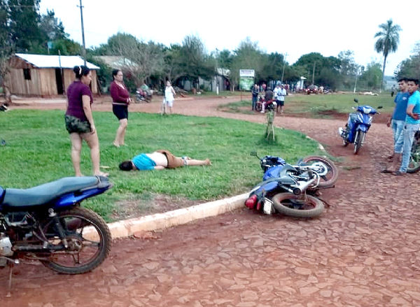 Menor cae de su motocicleta, golpea la cabeza y muere de forma instantánea