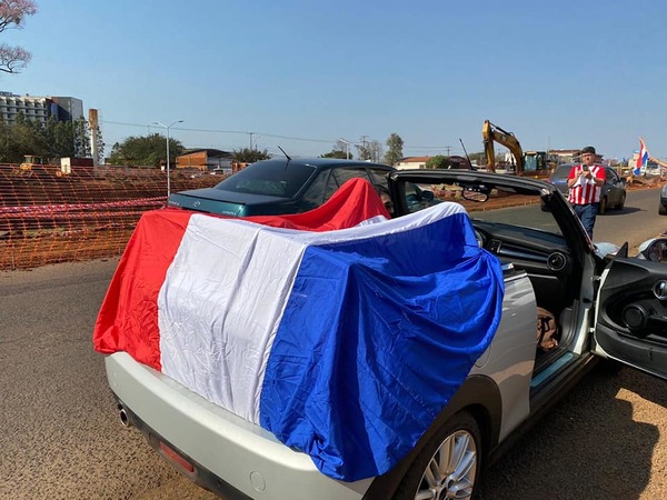 Con caravana exigen cambio de protocolo para enfrentar al Covid-19