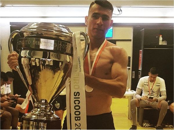 Alonso alza primer título con Mineiro