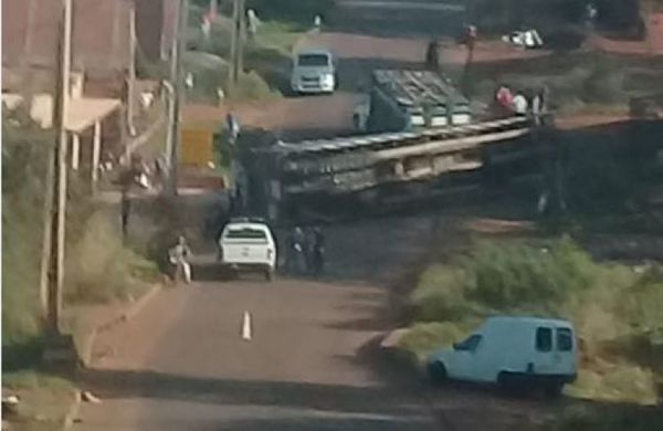 Aparatoso vuelco de acoplados con ganado en pie sobre Fortín Toledo