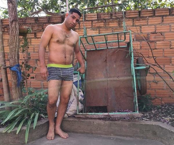Diputado posa en bóxer y ofrece cambiarlo por una olla popular para niños