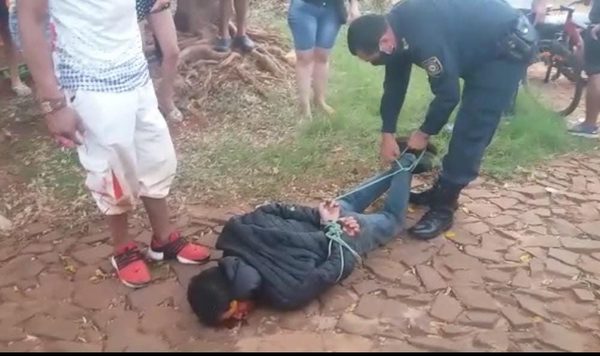 Vecinos reducen a golpes a motochorro y lo entregan a la Policía