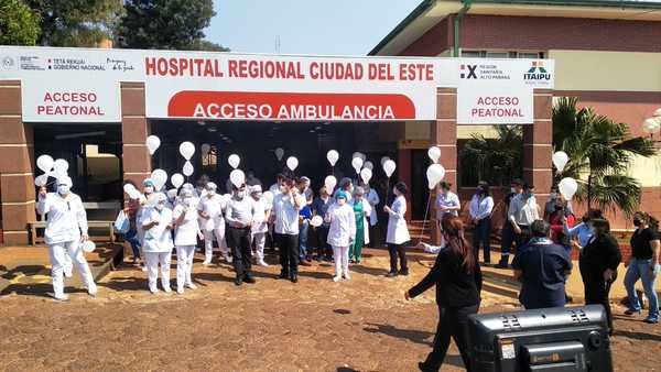 Con globos blancos rinden homenaje a médicos caídos - Noticde.com