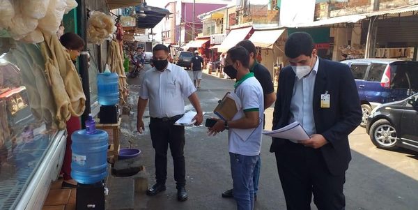 Notifican a comerciantes del Mercado de Abasto por arrojar desechos en la calle