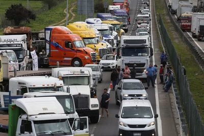 Nuevo atentado contra firma forestal en quinto día de paro camionero en Chile - MarketData