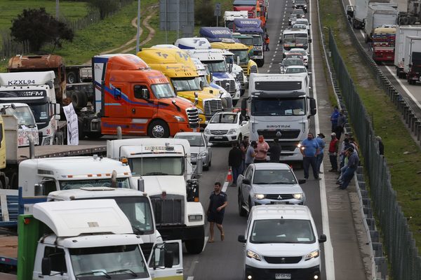 Nuevo atentado contra firma forestal en quinto día de paro camionero en Chile - MarketData
