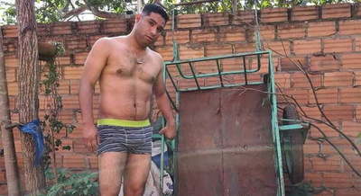 Diputado posa en bóxer y ofrece cambiarlo por olla popular - Noticiero Paraguay