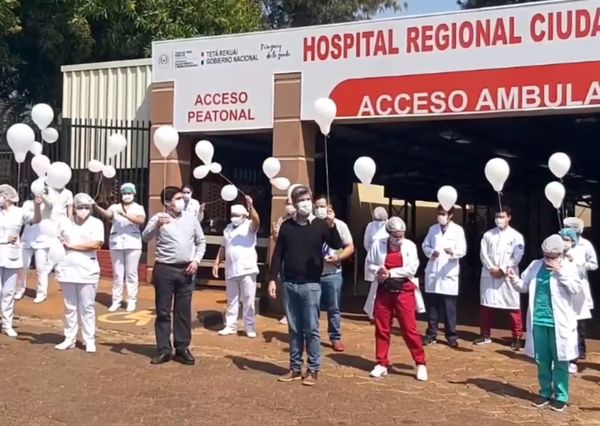 Con globos blancos, rindieron un emotivo homenaje a médicos fallecidos a causa del coronavirus - Megacadena — Últimas Noticias de Paraguay