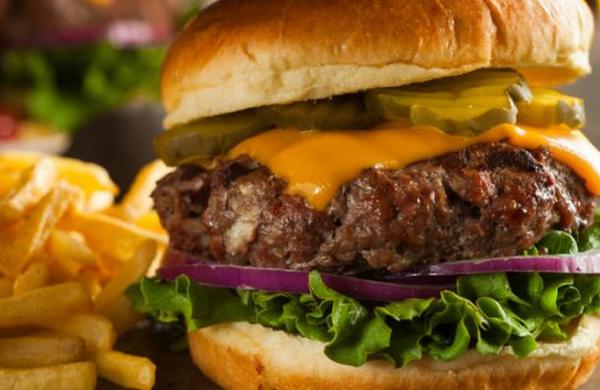 Mujer conserva una hamburguesa con papas fritas desde 1996 y así lucen ahora - SNT