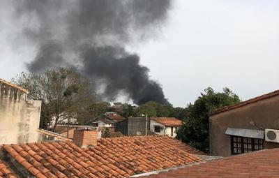 Controlan incendio de gran magnitud en Barrio Santa Ana de Asunción