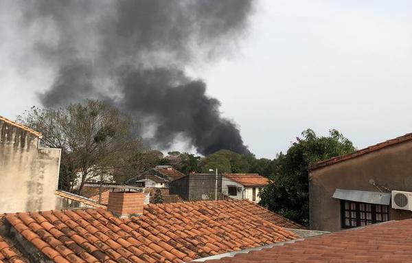 Controlan incendio de gran magnitud en Barrio Santa Ana de Asunción