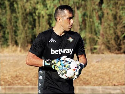Claudio Bravo, "muy ilusionado y feliz" por su nueva etapa en el Betis