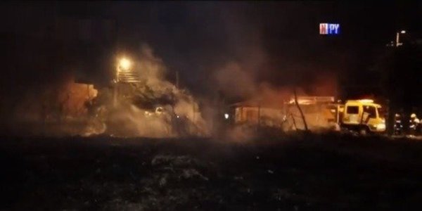 Bomberos controlan incendio de gran proporción en el Bañado Sur | Noticias Paraguay