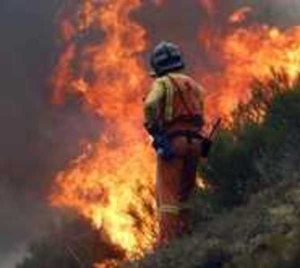 Bomberos controlan incendio de gran proporción en el Bañado Sur - Paraguay.com