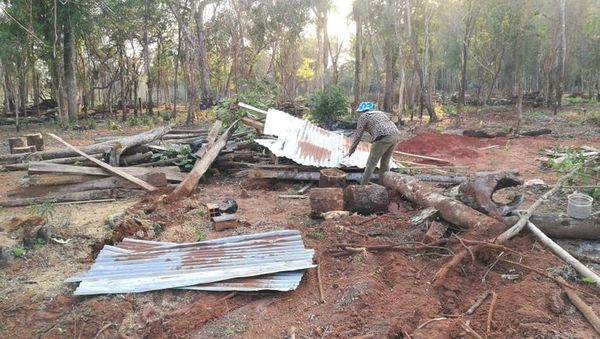 Desalojan a sintechos que ocupaban un inmueble en Curuguaty - Nacionales - ABC Color