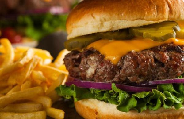 Mujer conserva una hamburguesa con papas fritas desde 1996 y así lucen ahora - C9N