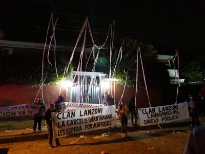 Escrachan a Bacchetta por supuestamente frenar investigación al clan Lanzoni