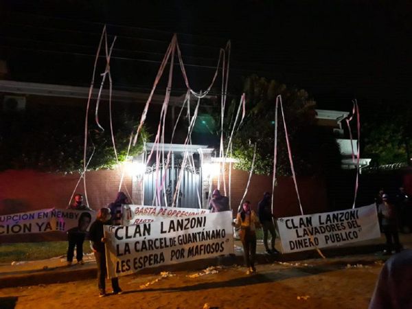 Escrachan a Bacchetta por supuestamente frenar investigación al clan Lanzoni