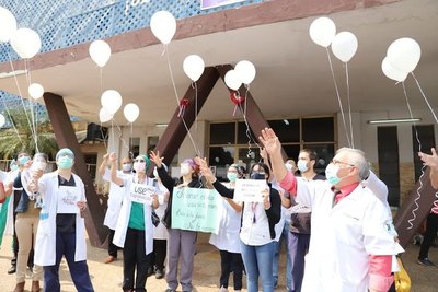 Crónica / El covid se llevó a dos “héroes” de blanco