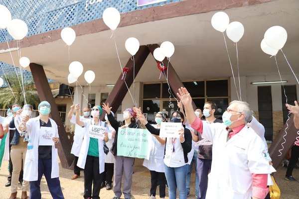 Crónica / El covid se llevó a dos “héroes” de blanco