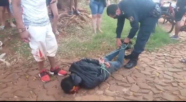 Crónica / Unos vecinos opracticá karate por motochorro