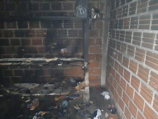 Crónica / Quemaron una casa ¡con familia adentro!