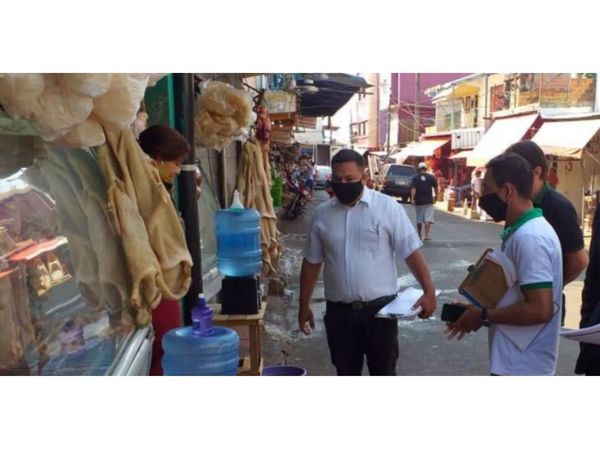 Notifican a comerciantes por arrojar basura a la calle en  mercado de CDE