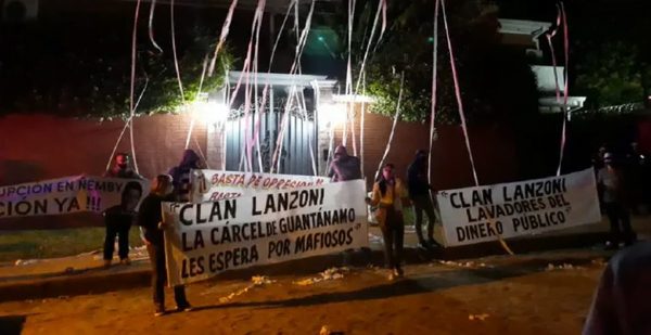 Escrachan a Bacchetta por supuestamente frenar investigación al clan Lanzoni - Noticiero Paraguay