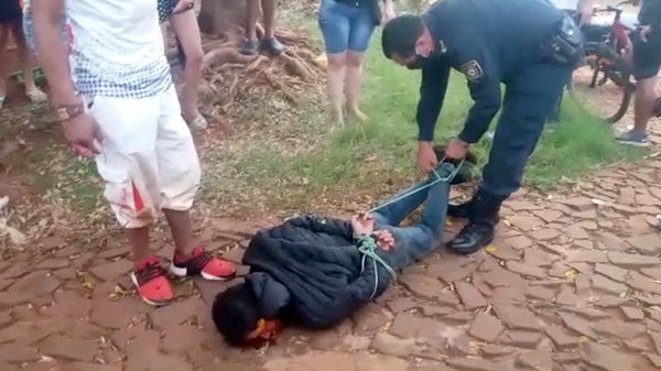 Reducen a golpes a motochorro que trató de asaltar a tres vecinos del barrio San Juan