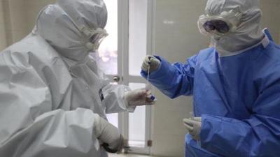 Médicos piden 'canalización' para testeos a personal de blanco