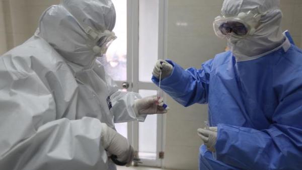 Médicos piden 'canalización' para testeos a personal de blanco