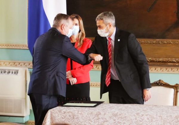 Moisés Santiago Bertoni jura como nuevo ministro de Agricultura y Ganadería
