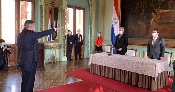Moisés Bertoni juró como nuevo ministro de Agricultura y Ganadería