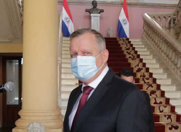 Moisés Santiago Bertoni jura como nuevo ministro del MAG