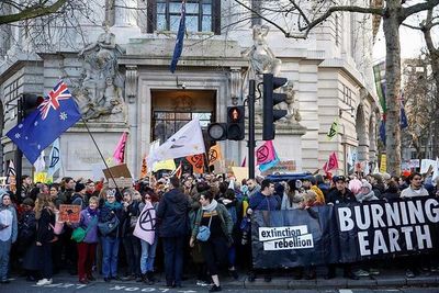 Mil ecologistas reclaman medidas urgentes frente al Parlamento británico » Ñanduti