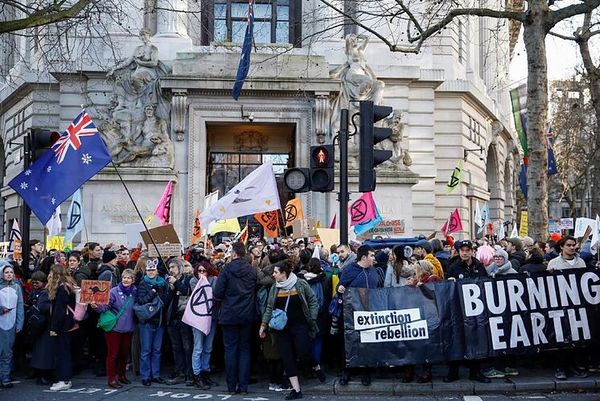 Mil ecologistas reclaman medidas urgentes frente al Parlamento británico » Ñanduti