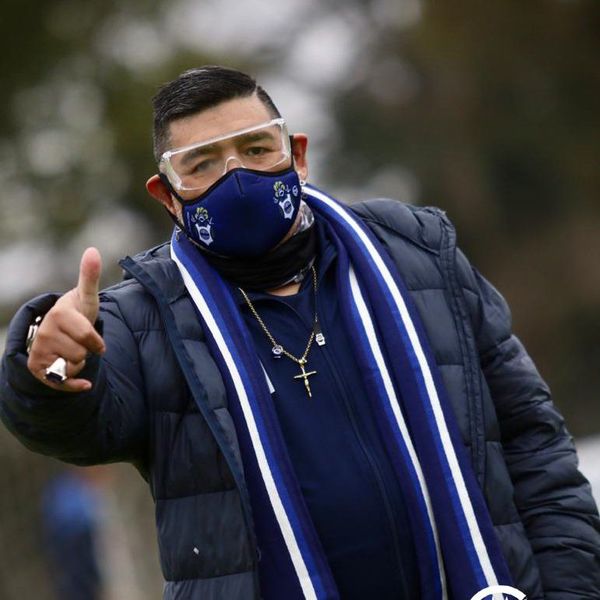 Maradona asiste a la práctica de Gimnasia y Esgrima La Plata - Fútbol - ABC Color