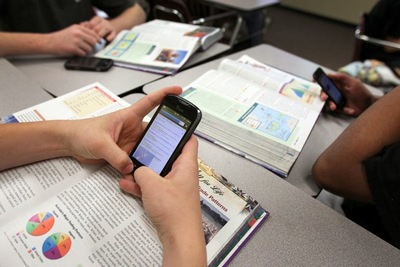 Preocupa vulnerabilidad de privacidad de chicos con envío de fotos y videos para tareas