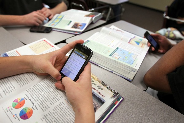 Preocupa vulnerabilidad de privacidad de chicos con envío de fotos y videos para tareas