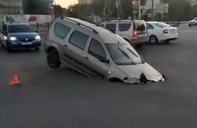 El momento en el que un auto es 'tragado' por una calle en Rusia - SNT