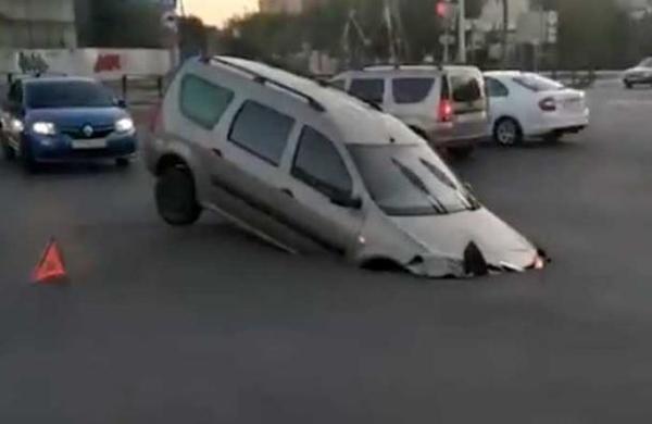 El momento en el que un auto es 'tragado' por una calle en Rusia - SNT
