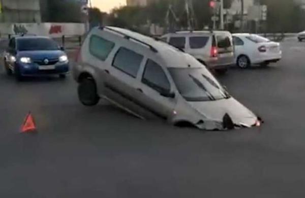El momento en el que un auto es 'tragado' por una calle en Rusia - C9N