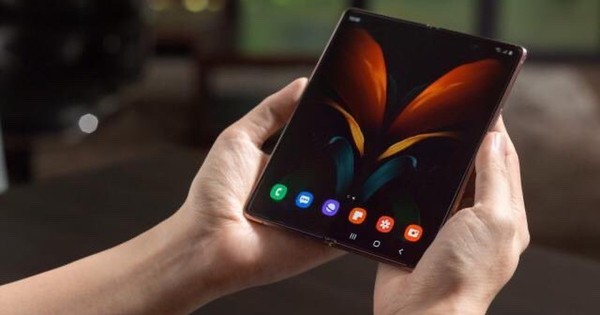 La Nación / Samsung lanzó el Galaxy Z Fold 2, un smartphone plegable llevado a otro nivel