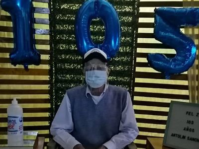 Excombatiente cumple 105 años con delivery de asado a sus vecinos.