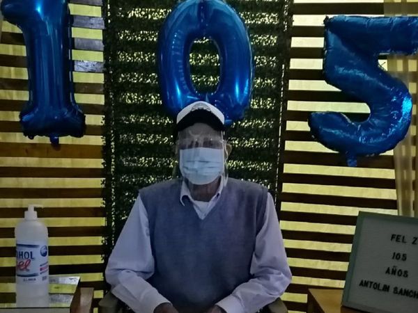 Excombatiente cumple 105 años con delivery de asado a sus vecinos.