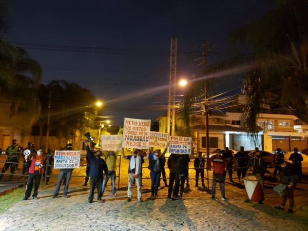 Manifestantes escrachan a Mazzoleni por supuesta sobrefacturación