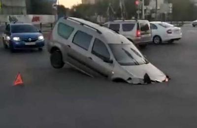 El momento en el que un auto es 'tragado' por una calle en Rusia - C9N
