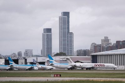 Aerolíneas se alistan en Argentina para el posible reinicio de vuelos en octubre - MarketData